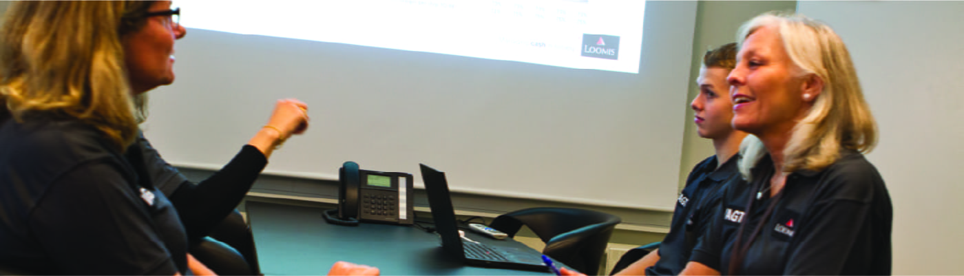 loomis-cash-center-employees-in-meeting-100